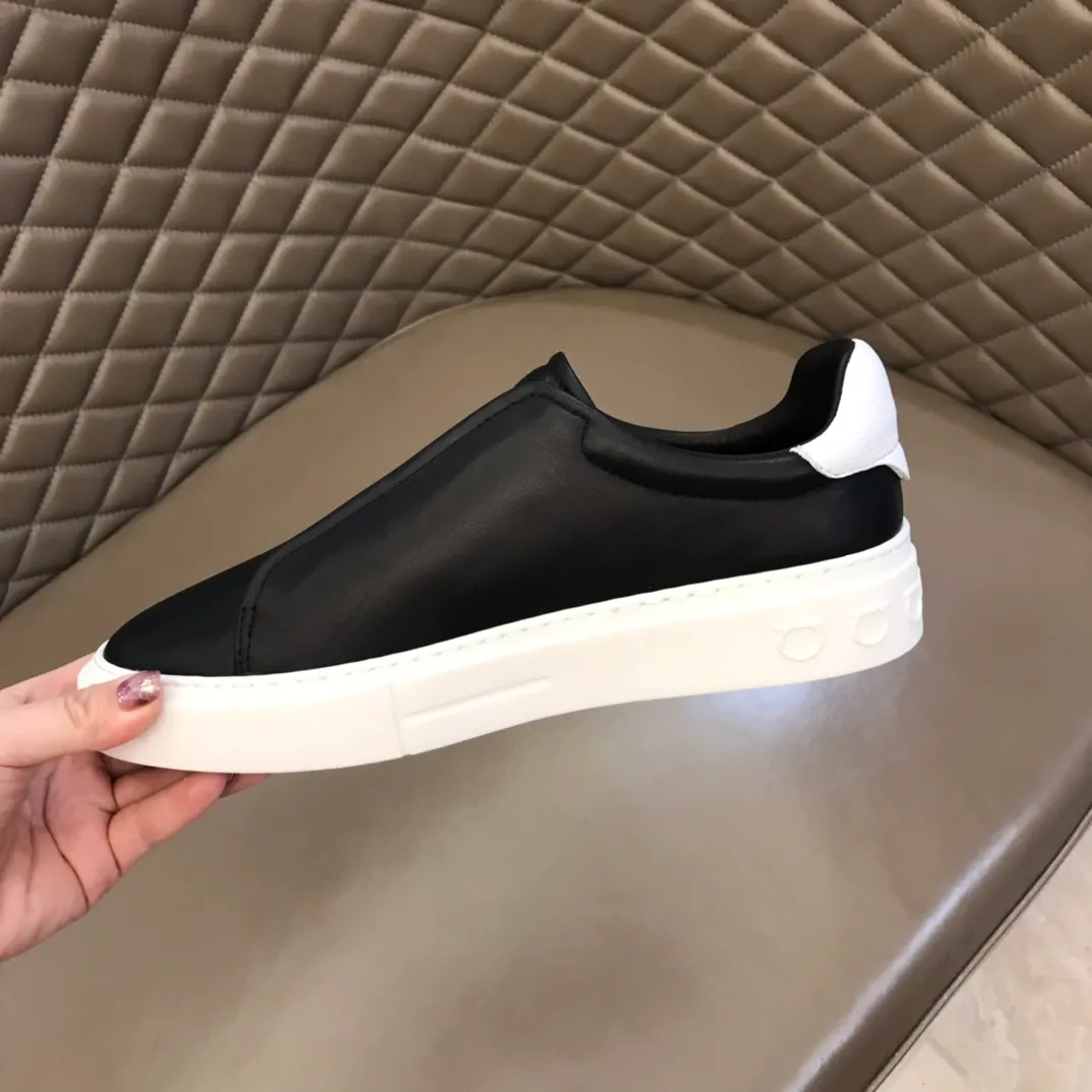 p400【Salvatore Ferraga**】New men's low-top casual shoes! Top-quality cow products, original lasts, made of imported cowhide, first-class texture, first-layer sheepskin lining! Original outsole! The details are exquisite and the style is versatile and upscale! Decorated with a three-dimensional Gancini logo, the back of the tongue and lace-up piping add a pop of color. The high-tech sole features a holographic pattern and Gancini details, making it ideal for a practical yet stylish everyday look. Code number 38-44 (45 can be customized)
